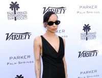 Fã brasileira flagra Zoë Kravitz acompanhada de estrela do pop