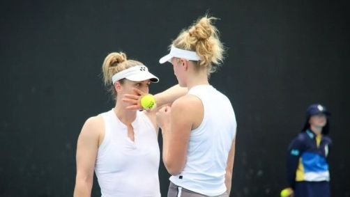 A canadense Gabriela Dabrowski e a neozelandesa Erin Routliffe eliminaram a brasileira Beatriz Haddad Maia e a alemã Laura Siegemund no Australian Open