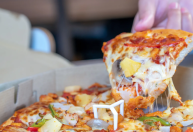 Mulher morre após comer pizza no interior de SP; polícia investiga