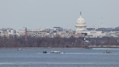 Helicóptero no rio Potomac, local do acidente em Washington, D.C.