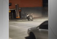 Motociclista é agredido por PM com chute nas costas na Grande SP; veja vídeo