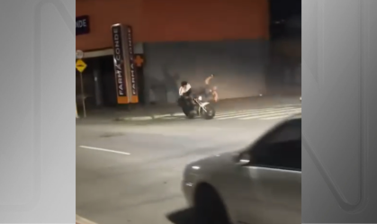 Motociclista é agredido por PM com chute nas costas na Grande SP; veja vídeo