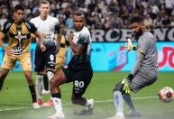 Corinthians bate Água Santa no Paulistão e chega a dez vitórias seguidas
