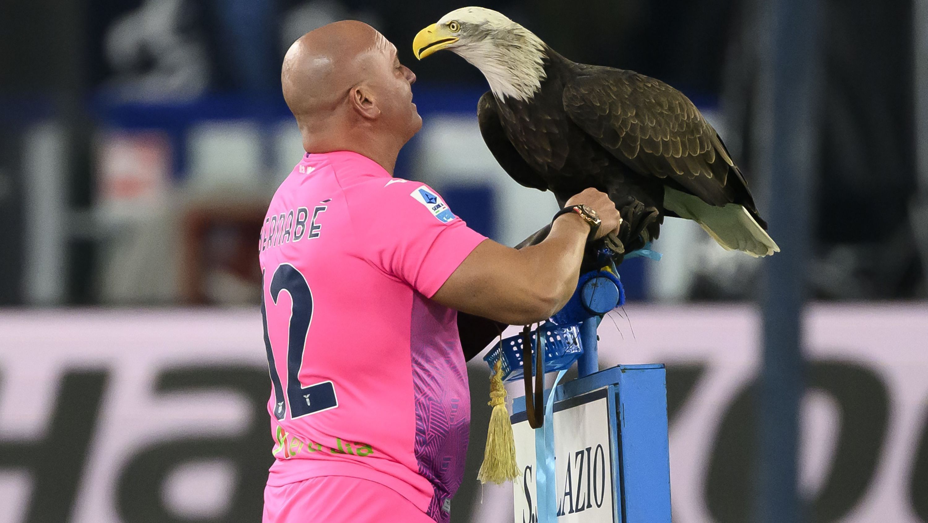 O treinador Juan Bernabé com a águia Olympia, símbolo da Lazio