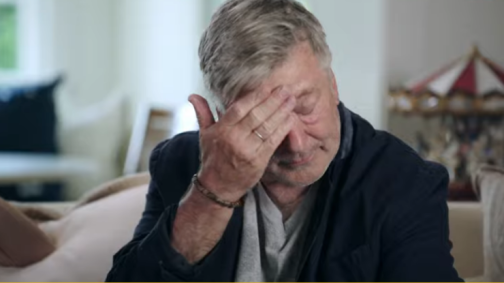 Alec Baldwin se emociona em teaser de série sobre sua família