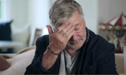 Alec Baldwin foi diagnosticado com TEPT após o tiroteio em set, diz esposa
