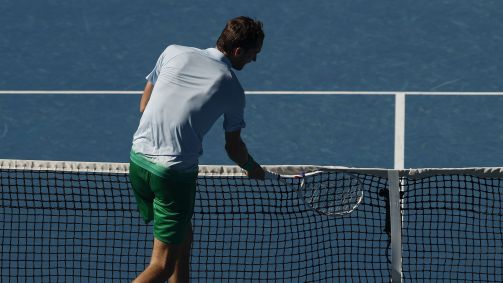 Medvedev quebra a câmera de rede durante vitória no Australian Open