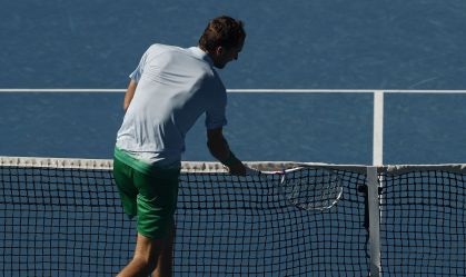 Medvedev se irrita e destrói câmera de rede em vitória no Australian Open