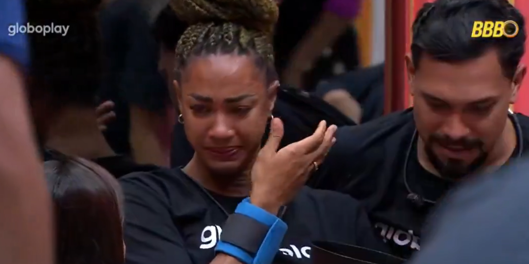 Ao ser consolada pelos outros participantes e beber água, ela explicou que o longa a deu gatilhos por ela já ter perdido colegas de profissão