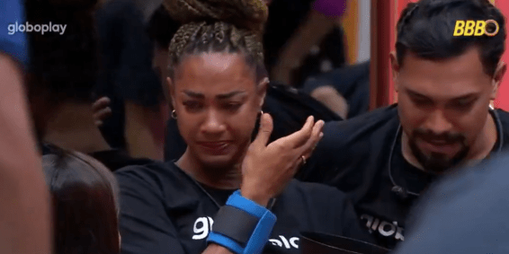 Ao ser consolada pelos outros participantes e beber água, ela explicou que o longa a deu gatilhos por ela já ter perdido colegas de profissão