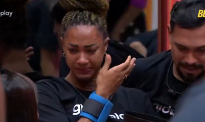 Ao ser consolada pelos outros participantes e beber água, ela explicou que o longa a deu gatilhos por ela já ter perdido colegas de profissão