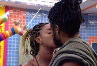 BBB 25: Aline e Diogo Almeida dão mais um beijão após banho; assista