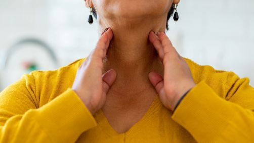 Amígdalas estão frequentemente associadas à dor de garganta