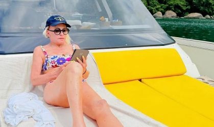 Após anunciar remissão de câncer, Ana Maria Braga curte passeio de barco