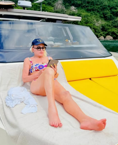 Ana Maria Braga em passeio de barco • Instagram/Ana Maria Braga