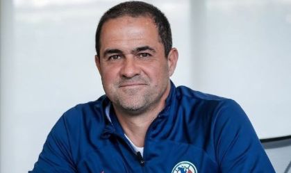 Botafogo oficializa proposta por André Jardine, após aprovação de Textor