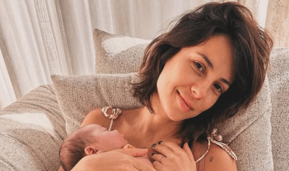 Andreia Horta posa com a primeira filha no colo e combina looks