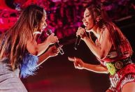 Anitta e Simone Mendes cantam juntas em show pré-Carnaval