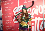 Anitta inspira look na modalidade hóquei para ensaio de verão em Salvador