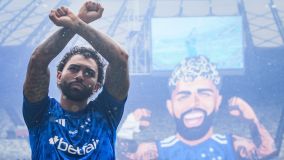 Durante apresentação à torcida do Cruzeiro, Gabigol faz o &quot;punho cerrado&quot;, tradicional gesto da Máfia Azul, principal torcida organizada da equipe mineira