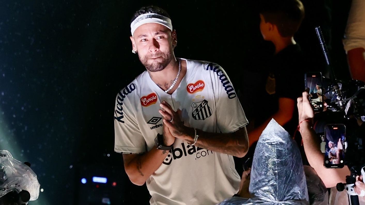 Neymar é apresentado pelo Santos no gramado da Vila Belmiro