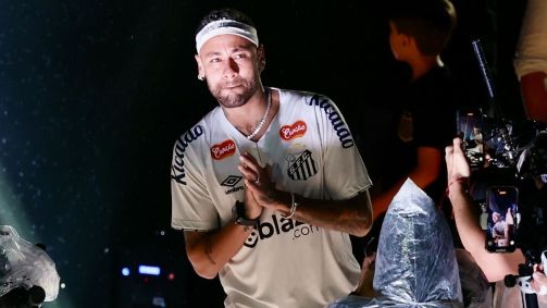 Neymar é apresentado pelo Santos no gramado da Vila Belmiro