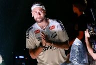 Com choro e chuva, Neymar é apresentado pelo Santos na Vila Belmiro