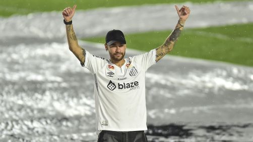 Neymar saúda a torcida do Santos na volta à Vila Belmiro