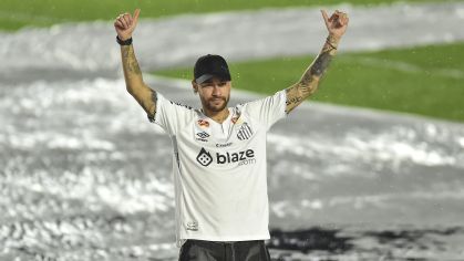 Neymar saúda a torcida do Santos na volta à Vila Belmiro