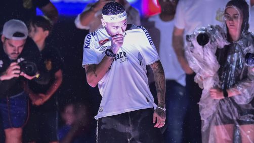 Neymar beija o escudo do Santos na apresentação