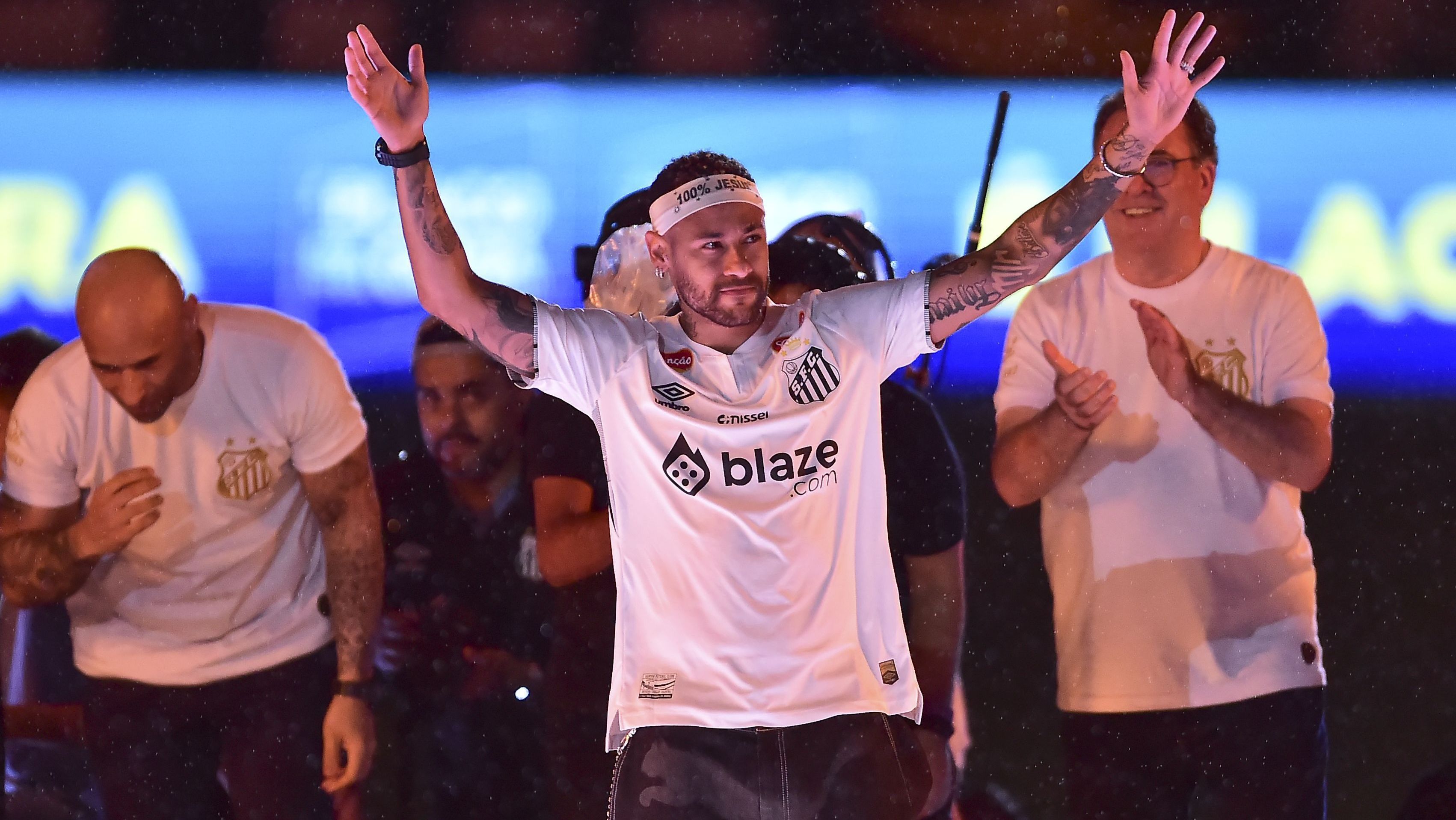 Neymar saúda a torcida do Santos na volta à Vila Belmiro