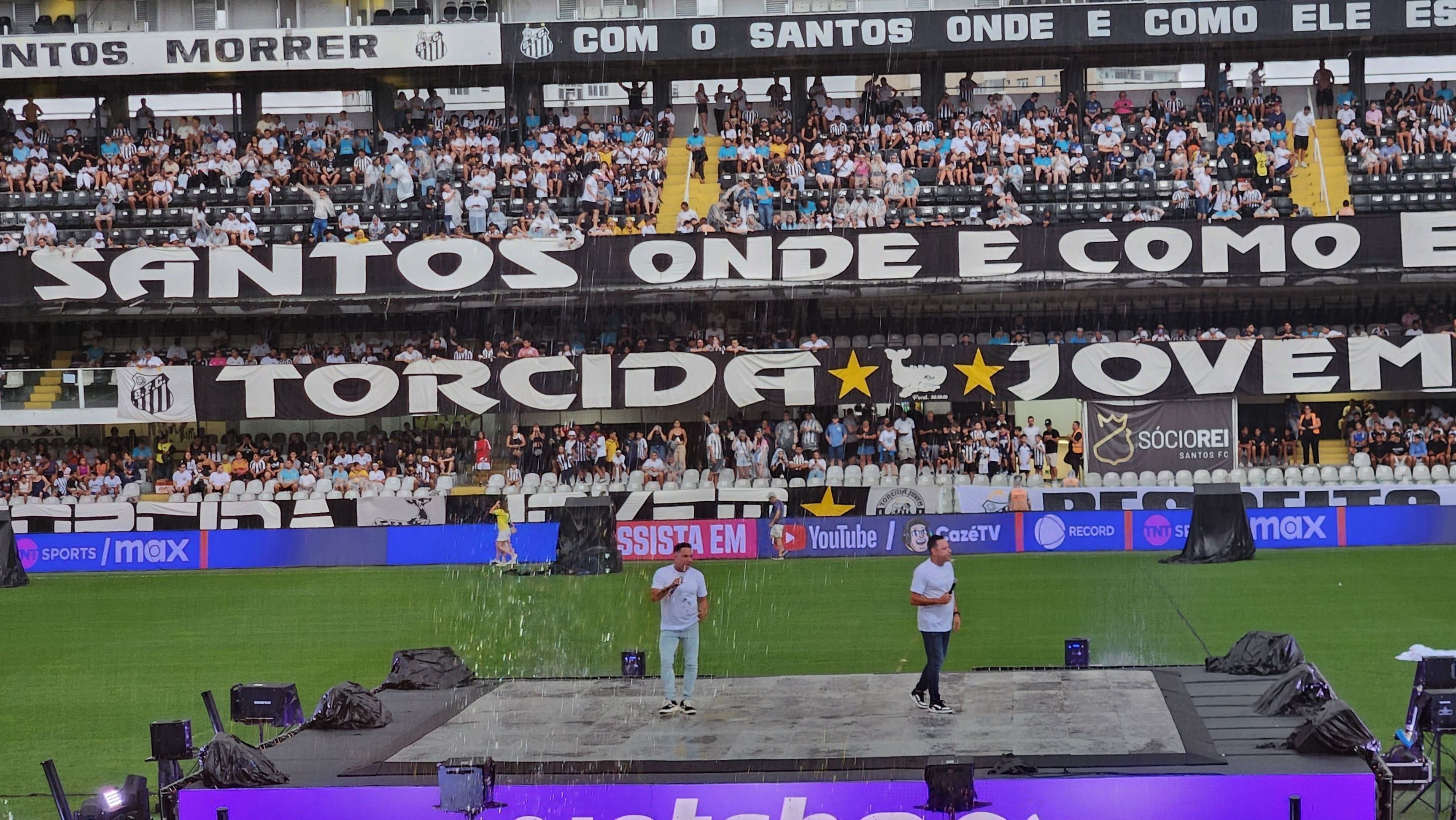 Torcida do Santos aguarda Neymar antes de apresentação na Vila Belmiro com shows