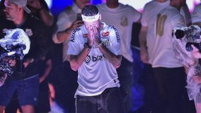 Neymar chora ao ser apresentando pelo Santos na Vila Belmiro