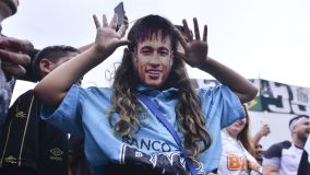 Torcedora com máscara de Neymar na Vila Belmiro