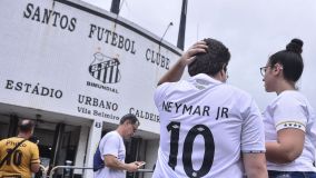 Torcida do Santos na porta da Vila Belmiro para a festa de Neymar