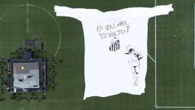 Camisa de Neymar com mensagem escrita por ele: &quot;eu vou, mas eu volto&quot;