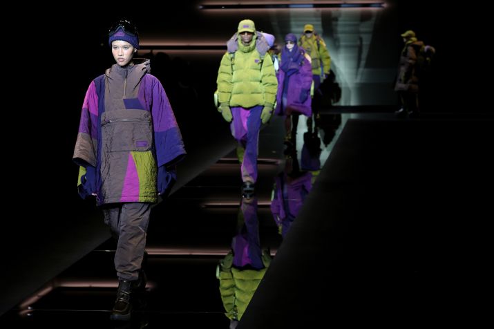 Modelos desfilam na passarela do desfile de moda Emporio Armani durante a Semana de Moda Masculina Outono/Inverno 2025-2026 de Milão em 18 de janeiro de 2025 em Milão, Itália • Vittorio Zunino Celotto/Getty Images