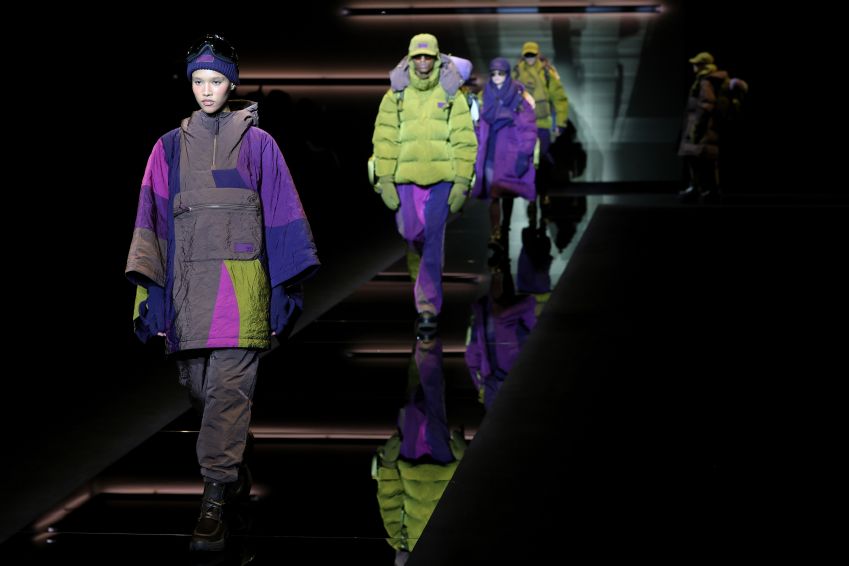Modelos desfilam na passarela do desfile de moda Emporio Armani durante a Semana de Moda Masculina Outono/Inverno 2025-2026 de Milão em 18 de janeiro de 2025 em Milão, Itália • Vittorio Zunino Celotto/Getty Images
