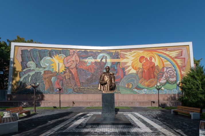 Uma estátua do poeta Taras Shevchenko fica diante de um mural de mosaico da era soviética em Tashkent • Alexey Narodizkiy/Uzbekistan Art & Culture Development Foundation via CNN Newsource
