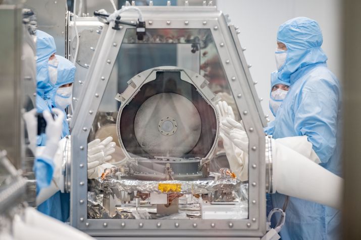 Abertura da tampa de retorno de amostras dos asteroides da missão OSIRIS REx no Edifício 31 do Centro de Curadoria de Astromateriais, nos EUA, em 26 de setembro de 2023 • Robert Markowitz