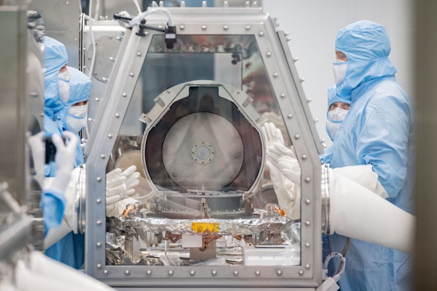 Abertura da tampa de retorno de amostras dos asteroides da missão OSIRIS REx no Edifício 31 do Centro de Curadoria de Astromateriais, nos EUA, em 26 de setembro de 2023 • Robert Markowitz