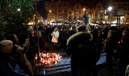 Protesto após ataque com faca que deixou dois mortos, incluindo uma criança, em Aschaffenburg, na Alemanha.