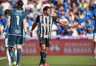 Hulk responde provocação da torcida do Cruzeiro com "beijinho"; veja