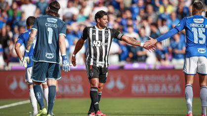 Hulk cumprimenta Fabrício Bruno em clássico pela FC Series
