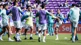 Jogadores do Cruzeiro aquecem antes do clássico contra o Atlético-MG