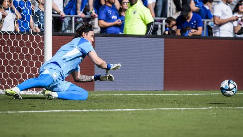 Cássio no aquecimento antes do clássico entre Cruzeiro e Atlético-MG