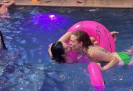 Atrizes de "Garota do Momento" se beijam em piscina; assista