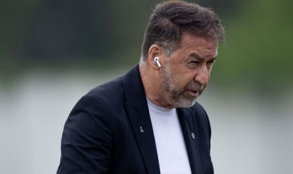 Augusto Melo deixa sede do Corinthians afirmando ter voltado à presidência