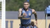 Zagueiro do Boca desembarca nos EUA após problema com visto; veja