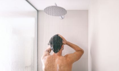 Com que frequência você deve tomar banho? Conselho de médico desafia normas